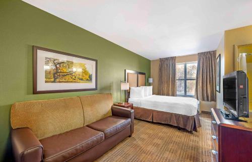 コロンバスにあるExtended Stay America Suites - Columbus - Polarisのベッドとソファ付きのホテルルーム