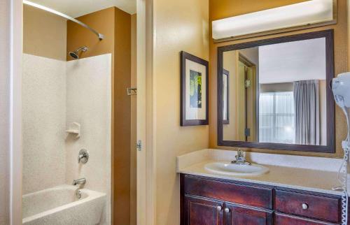 y baño con lavabo y espejo. en Extended Stay America Suites - Columbus - Polaris en Columbus