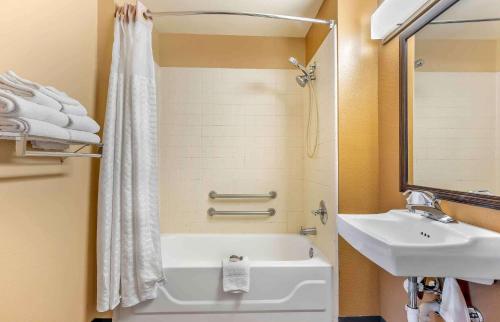 都柏林Extended Stay America酒店 - 哥伦布 - 塔特尔的带白色浴缸和水槽的浴室