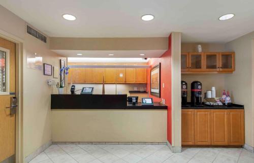 uma cozinha com armários de madeira e uma bancada em Extended Stay America Select Suites - Atlanta - Buckhead em Atlanta