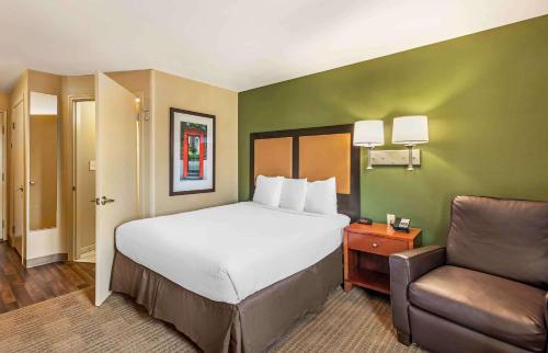 ベーカーズフィールドにあるExtended Stay America Suites - Bakersfield - Chester Laneのベッドと椅子のあるホテルの部屋