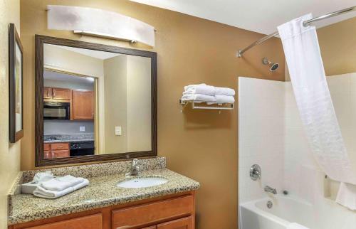 ベーカーズフィールドにあるExtended Stay America Suites - Bakersfield - Chester Laneの洗面台、鏡、浴槽のあるバスルーム