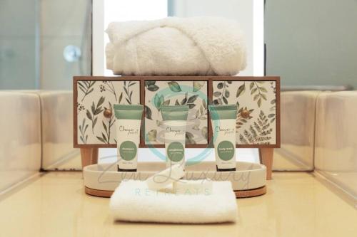 Una exhibición de algunos productos sobre una mesa. en ZEN TOWERS: Cozy Executive 3-BR Family Apt in Darwin City, en Darwin