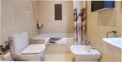łazienka z toaletą, umywalką i wanną w obiekcie Apartamento Exclusivo Bueu Centro, 50M playa w mieście Bueu