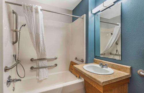 y baño con lavabo, bañera y espejo. en Extended Stay America Select Suites - Little Rock - Southwest, en Little Rock