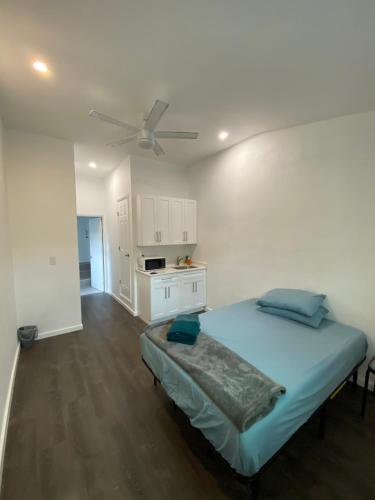 um quarto com uma cama e uma ventoinha de tecto em Entire private Studio apartment em North Miami Beach