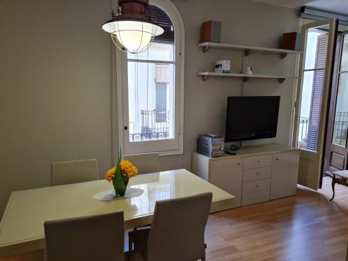 Μια τηλεόραση ή/και κέντρο ψυχαγωγίας στο Apartamentos Nouvilas