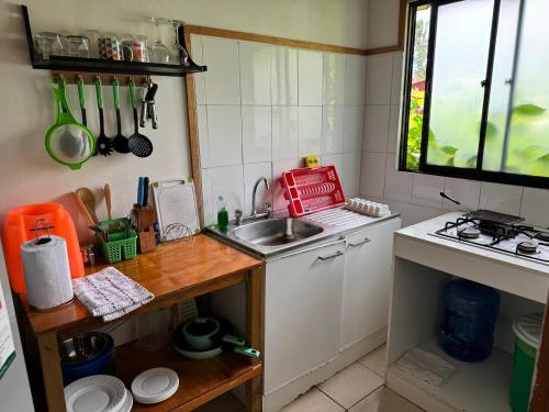 uma pequena cozinha com um lavatório e um balcão em Cabañas Tangaroa y Hamea em Hanga Roa