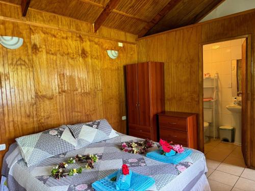 Una cama o camas en una habitación de Cabañas Tangaroa y Hamea