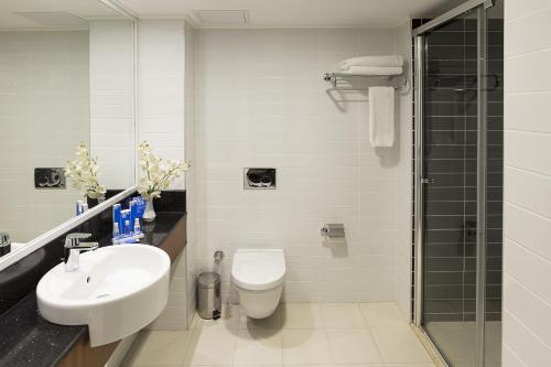 A bathroom at Taxim Express Bosphorus Hotel