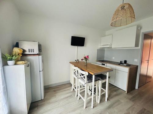 Η κουζίνα ή μικρή κουζίνα στο BISCAROSSE PLAGE STUDIO TERASSE BARBECUE À 150 m DE LA PLAGE