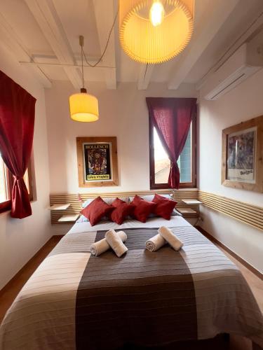 1 dormitorio con 1 cama grande y 2 almohadas en Biennale Apartment Venice en Venecia