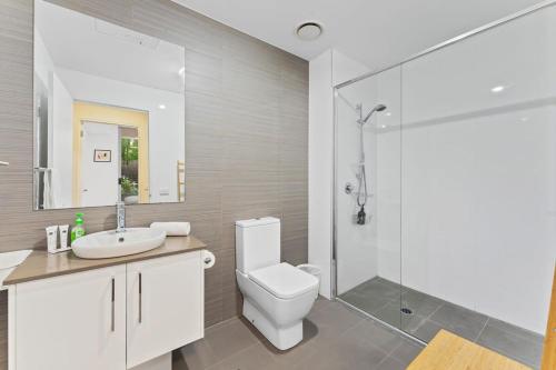 Un baño con inodoro, lavabo y ducha. en Tranquil 1-Bed Apartment with Courtyard, Pool, BBQ, en Phillip