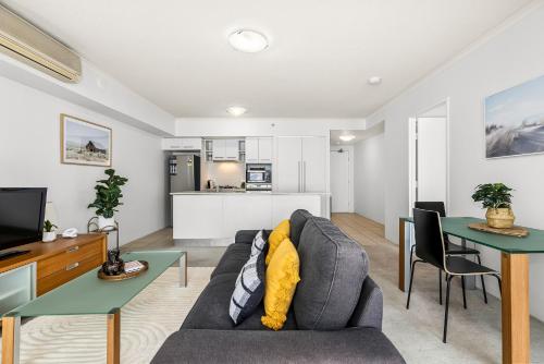 una sala de estar con un sofá y una mesa en 1-Bed Brisbane City Centre with Pool, BBQ & Gym, en Brisbane