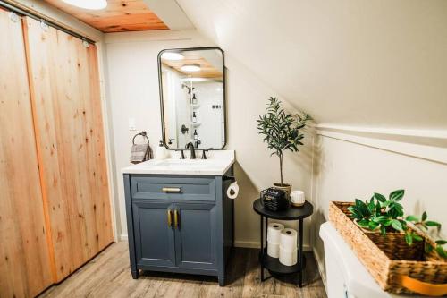 uma casa de banho com um lavatório e um espelho em Luxe Stay W/Hot tub! em Boyne City