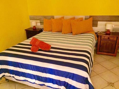 um quarto com uma cama com duas toalhas em Mirador del valle em Arica