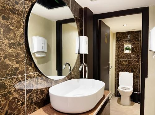 a bathroom with a large sink and a mirror at NILE CRUISE LUXOR & ASWAN نايل كروز الاقصر و اسوان in Luxor