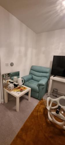 uma sala de estar com um sofá verde e uma mesa em large room for 2 sofa and TV em Newhaven