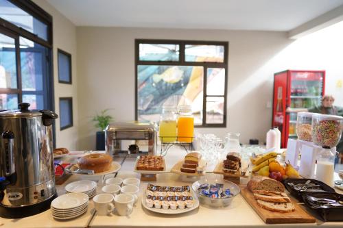 een tafel met verschillende zoete deegwaren en andere voedingsmiddelen op het bij Hotel Alpre in Villa Carlos Paz