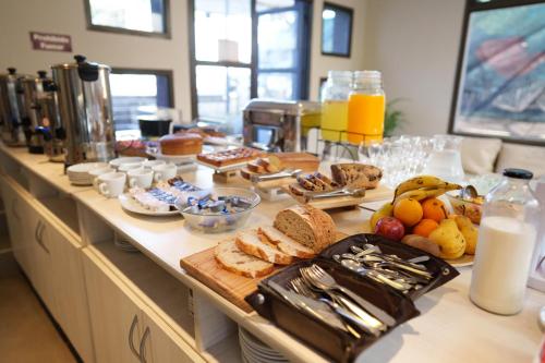 een ontbijtbuffet met brood en fruit op de bar bij Hotel Alpre in Villa Carlos Paz