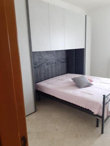 a small bed in a room with at Lenny House alloggio privato in Noci