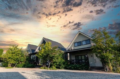 a house sitting on top of a gravel driveway at Fujimien in Fujikawaguchiko