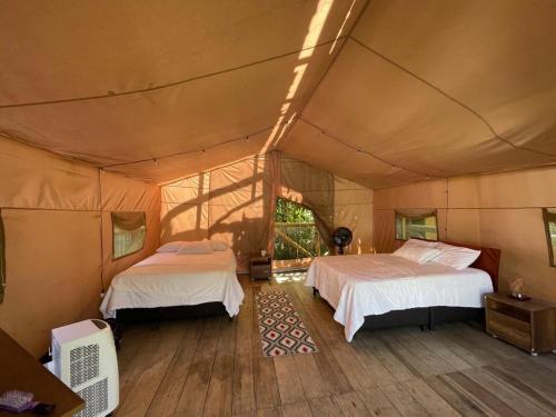 1 dormitorio con 2 camas en una tienda de campaña en Carayurú, en Mitú