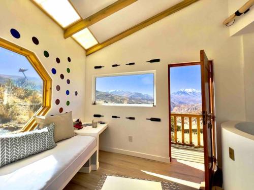 ein Wohnzimmer mit einem Sofa und einem großen Fenster in der Unterkunft Andean Lodge in La Paz in La Paz