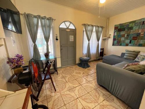 Ruang duduk di Escape to Pier Sands Casita#2- Close to the Beach.