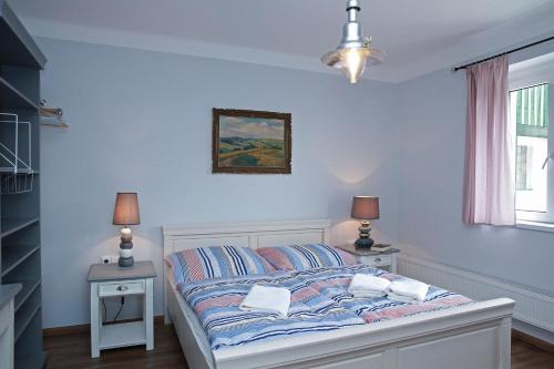 En eller flere senge i et værelse på Apartments Michovka