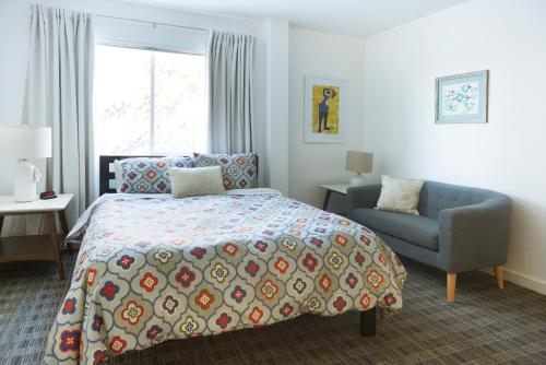 Snob Hollow Inn Downtown Anchorageにあるベッド