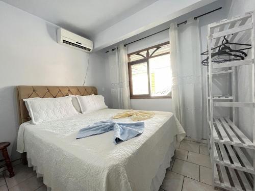 a bedroom with a bed with a towel on it at Casa da Vovó Silvina - Pertinho do Beto Carrero in Penha