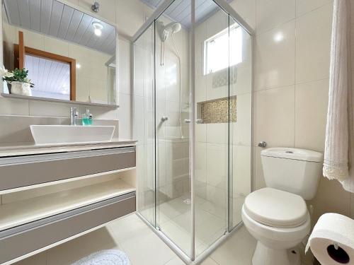 a bathroom with a shower and a toilet and a sink at Casa da Vovó Silvina - Pertinho do Beto Carrero in Penha