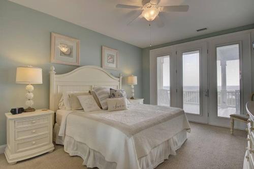 Katil atau katil-katil dalam bilik di Southern Charm of Holden Beach