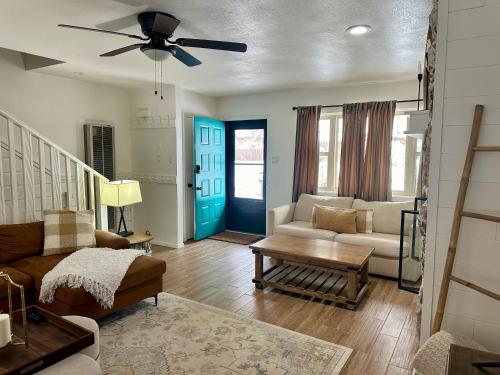 Postel nebo postele na pokoji v ubytování Timbers Tavern