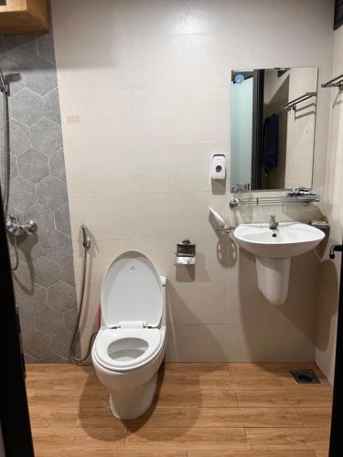 een badkamer met een toilet en een wastafel bij Căn nhà của sự ngọt ngào! in Plei Brel (2)