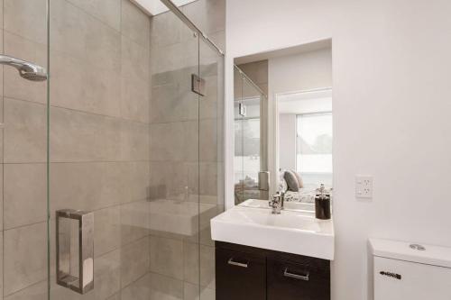 Koupelna v ubytování Funky Spacious 2Bdrms 2Bthrms Free Covered Park.