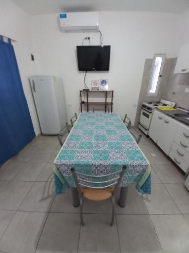 una cocina con mesa y mantel. en Departamento La Lita en Chilecito