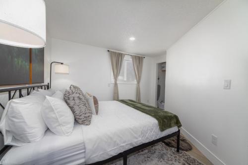 スポケーンにあるQuaint 1 BD 1 BTH Guest Home Minutes from Gonzagaの白いシーツと枕が備わったベッドのある寝室
