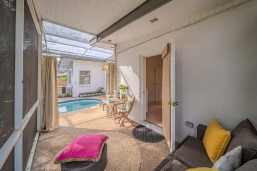 Πισίνα στο ή κοντά στο Beachside Bliss 1 miles to the beach with heated pool