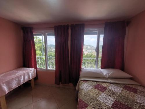 a small bedroom with a bed and a window at casamares - casanon in San José Pinula