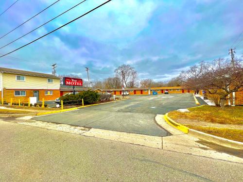 an empty street in front of a fast food restaurant at Your Motel in Ypsilanti