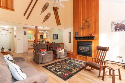 a living room with a couch and a fireplace at Family-friendly townhouse in a great location! in North Conway