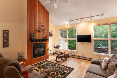 a living room with a couch and a fireplace at Family-friendly townhouse in a great location! in North Conway