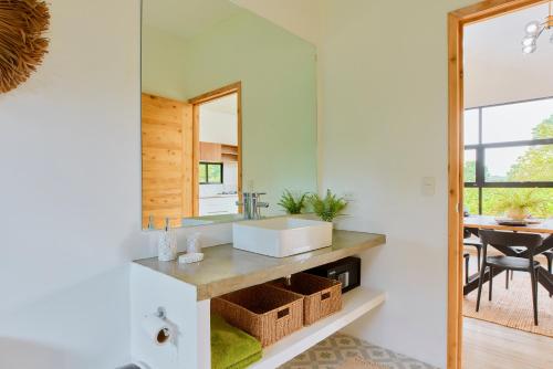 een badkamer met een wastafel en een spiegel bij Modern home with pool in Hone Creek