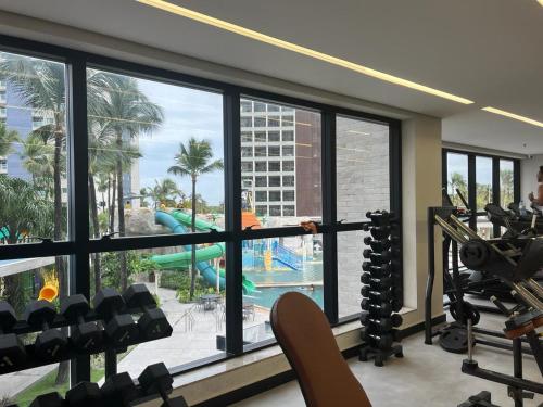 Habitación con gimnasio y vistas a la piscina en Salinas premium resort, en Salinópolis