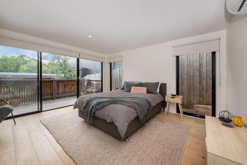 1 dormitorio con cama y ventana grande en Blairgowrie Beach Abode, en Blairgowrie