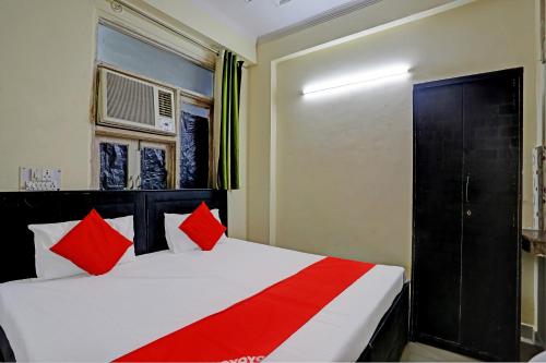 Ліжко або ліжка в номері OYO Flagship Hotel Wamson Alpha Co living Stays