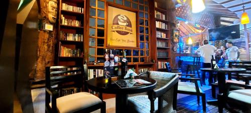 un restaurant avec deux tables et des chaises dans une bibliothèque dans l'établissement Terra Luna Lodge, à Tena