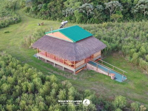 una vista aérea de un gran edificio con techo de césped en Wild Wetlands Lodge en Ituzaingó